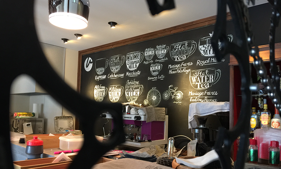 「velo café」店舗内　黒板壁直筆イラスト